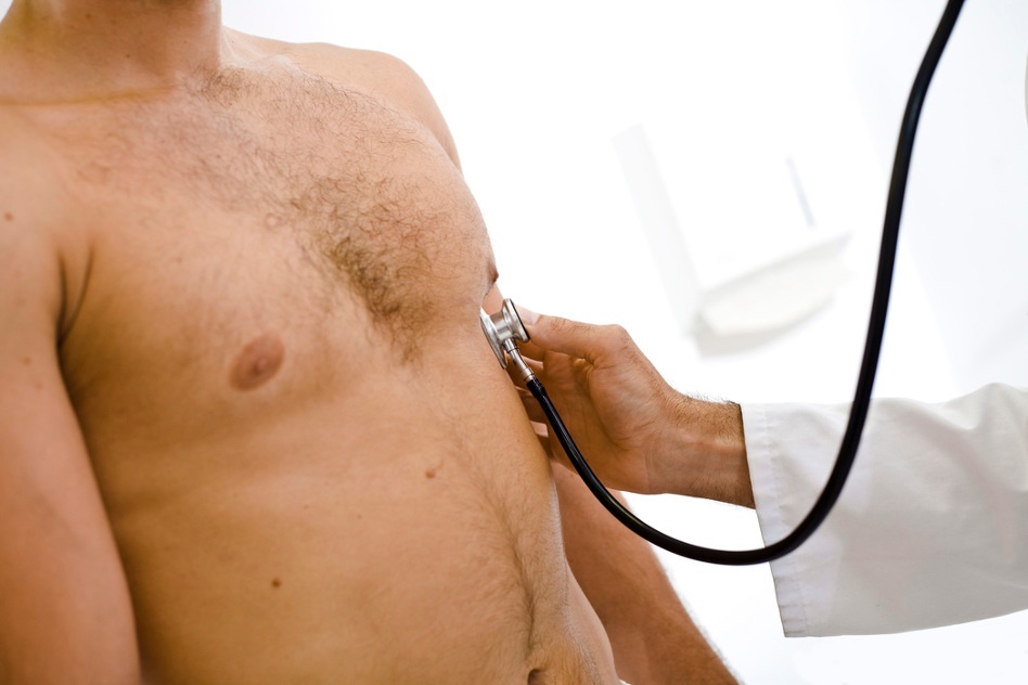 Vorsorgeuntersuchung – Arzt hört Mann die Brust ab
