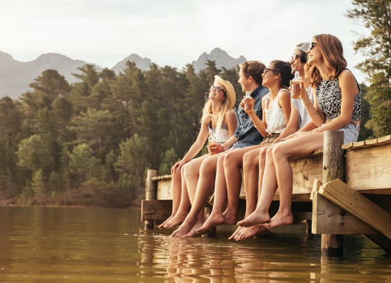 Getsurance Job - junge Menschen sitzen am Fluss