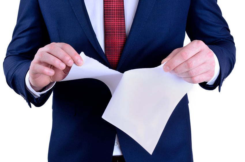 Berufsunfähigkeitsversicherung abgelehnt - Mann zerreißt Papierdokument